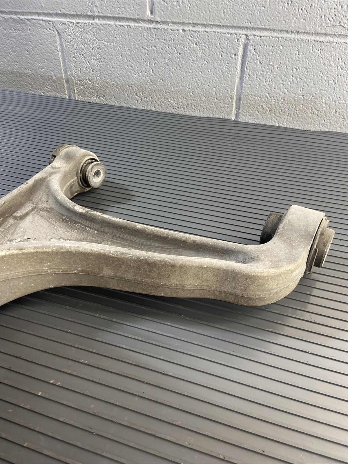 2017-2020 Maserati Levante Front Right Knuckle Spindle Control Arm OEM