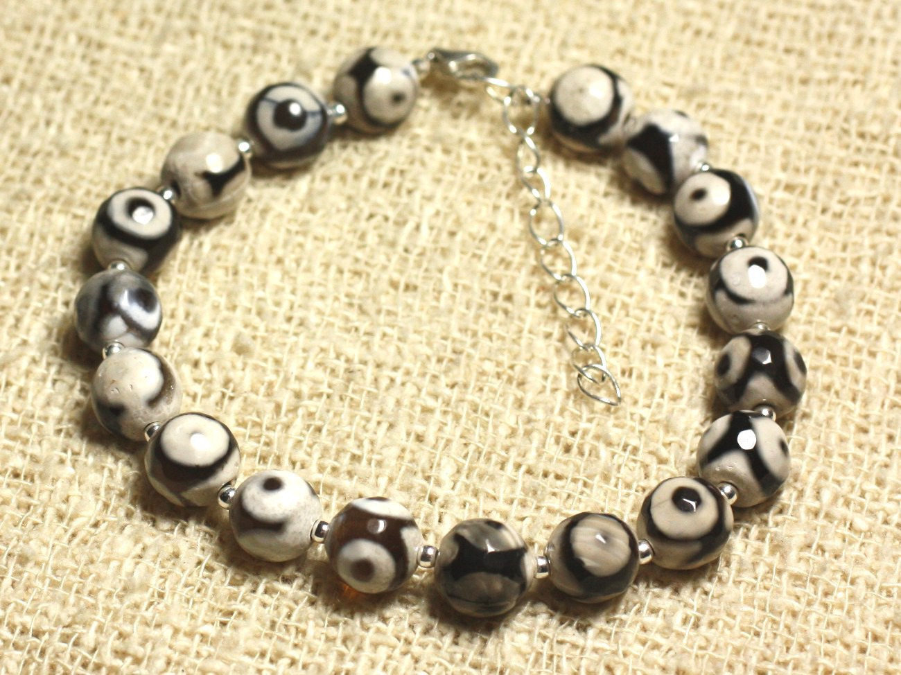 Bracelet agate blanche et noire 8mm en argent 925 idéal pour accessoiriser vos tenues de bureau