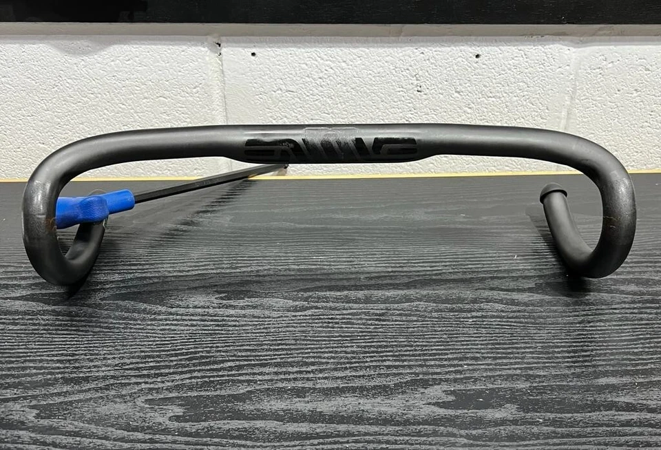Manillar compacto de carbono para carretera ENVE 44 cm caída 127 mm alcance 79 mm Foto 2 de 4