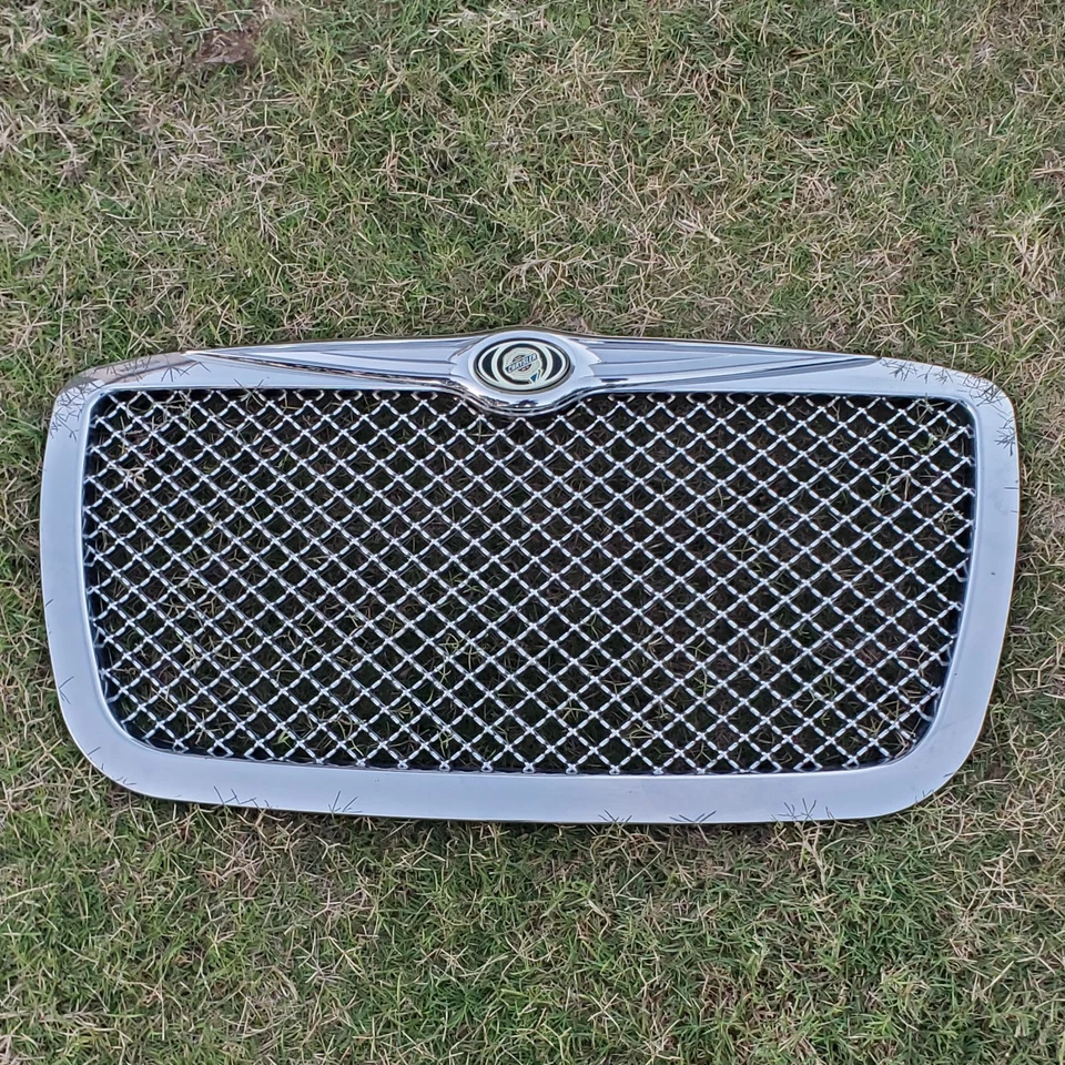 Chrysler 300 2005-2010 parrilla parachoques delantero malla cromada con emblema OEM Foto 2 de 4