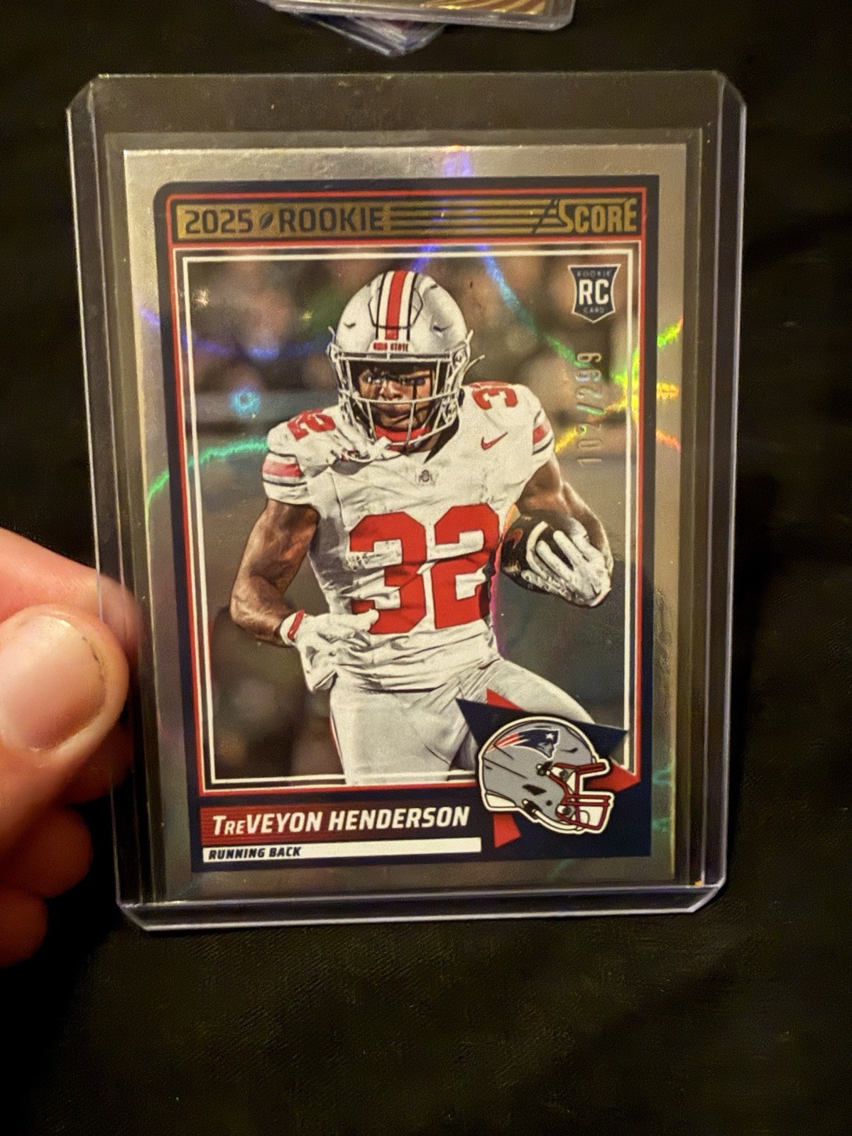 TreVeyon Henderson [Circular] #59 | 2025 Panini Score Rookie / 299