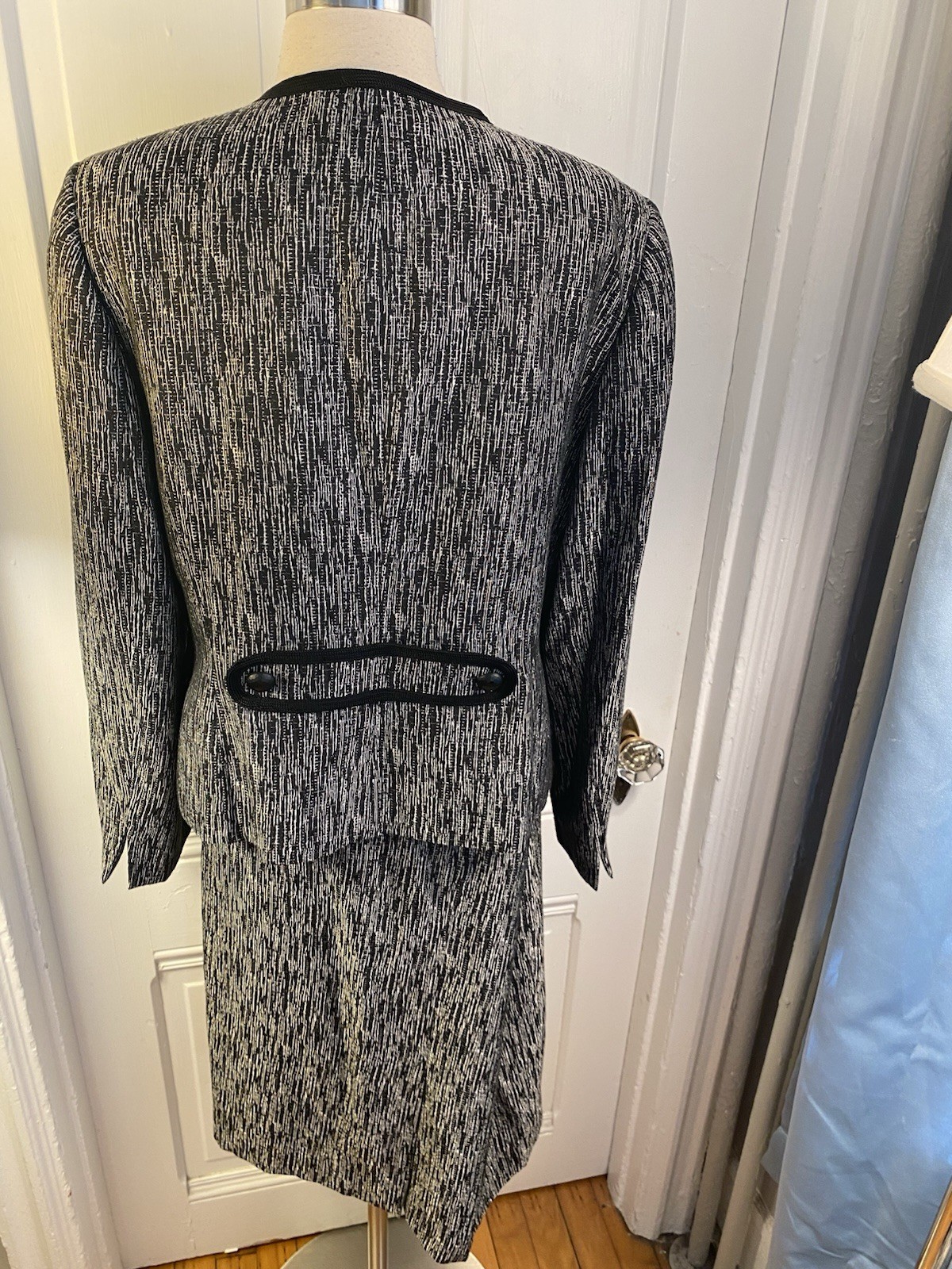 KASPER LOVELY SKIRT SUIT-BLACK & WHITE DESIGNS-BUTTON BACK FABRIC-SIZE12-NWOT