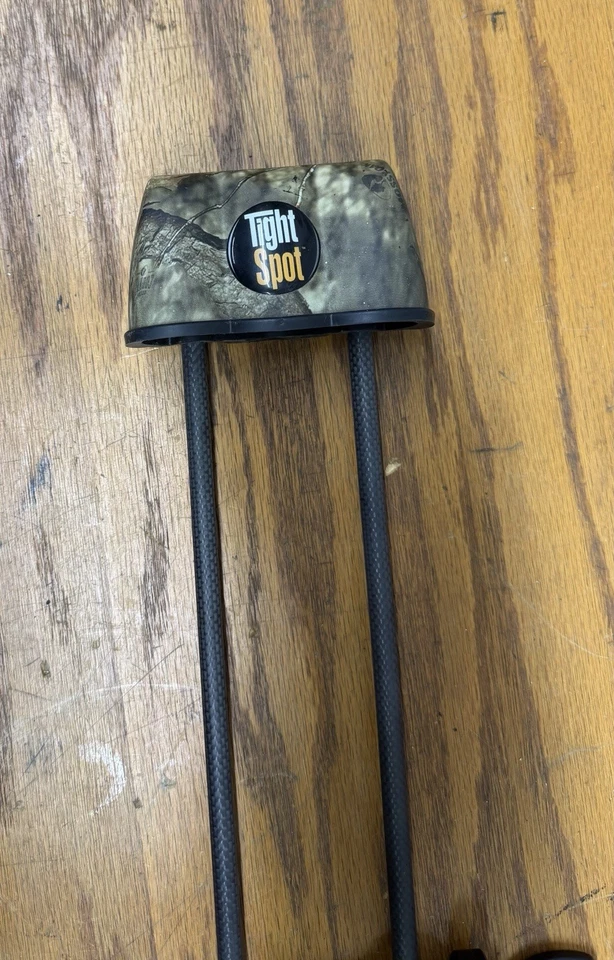 Tight Spot Camo 5 Arrow Quiver  And Mounting Bracket - Image 2 of 4