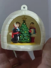 VTG Avon Tree Ornament 'WINTER FUN' Igloo Penguin Christmas Tree 2 Eskimos Q101