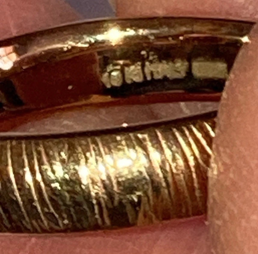 Alianza de boda italiana de oro amarillo macizo de 18k, acabado florentino, talla 9, 2,6 g Foto 2 de 4