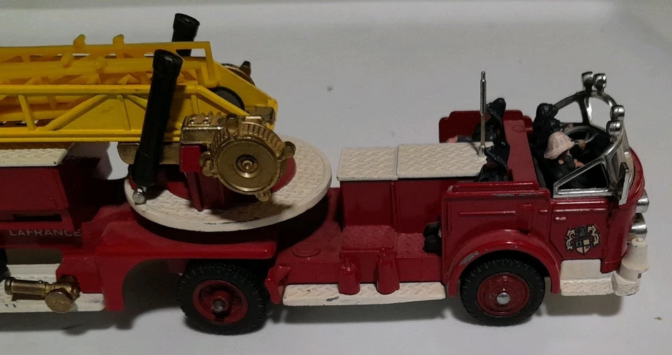 Vintage Corgi Major American LaFrance Aerial Rescue Truck And Tractor RED WHLS  - Image 2 of 4