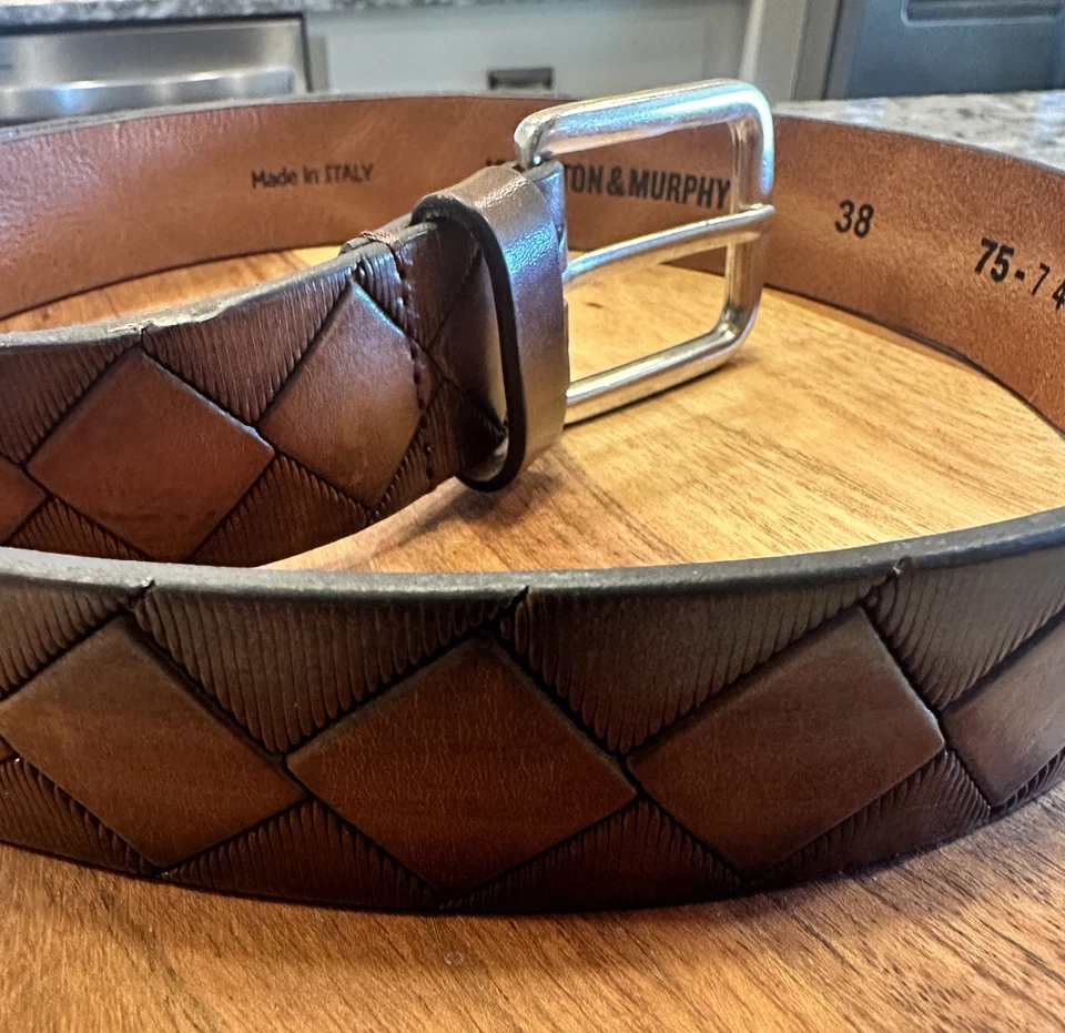 Cinturón de cuero marrón de piel de becerro italiano en relieve Johnston & Murphy para hombre talla 38 1,25 pulgadas Foto 4 de 4