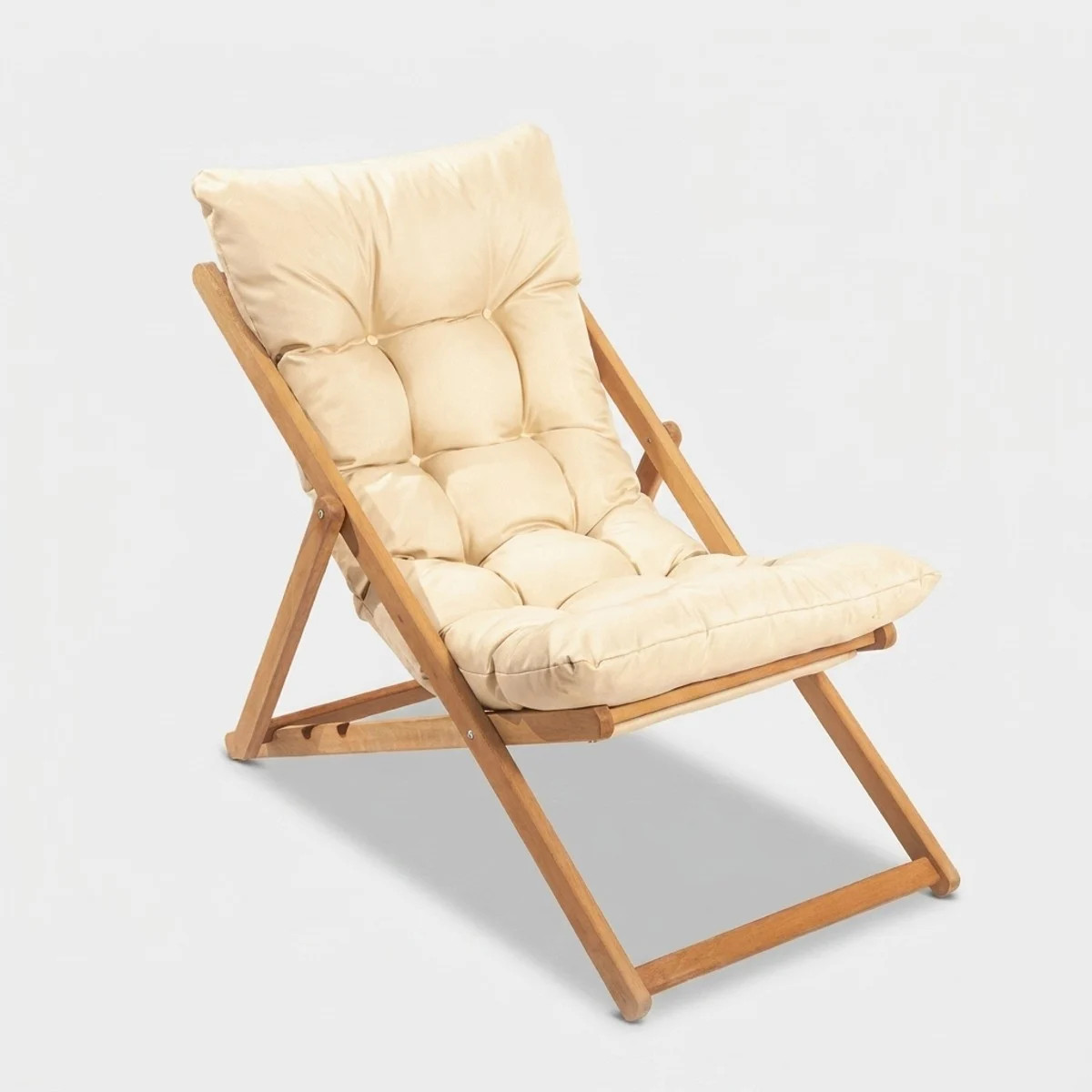 Chaise longue pliable Velkar en hêtre - Transat en bois pour vos après-midis piscine et farniente