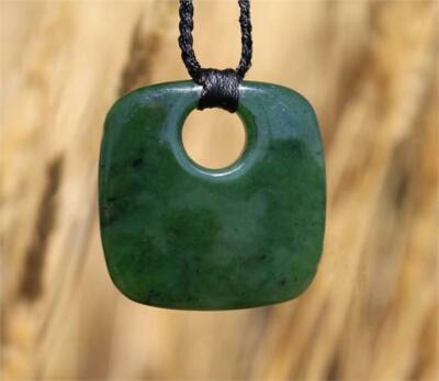 Echter natürlicher Nephrit Jade quadratischer Anhänger mit rundem Ausschnitt - 2 Größen verfügbar