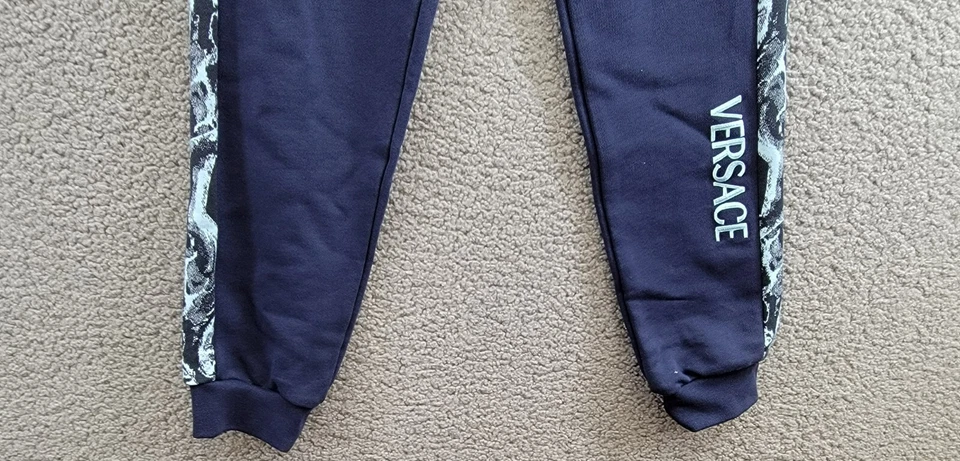 Pantalones deportivos Versace polar + logotipo estampado barroco Big Boy 10 azul marino/azul marino claro Foto 4 de 4