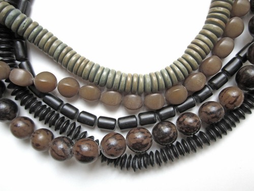 MONIES GERDA LYNGGAARD DENMARK 5-STRAND NECKLACE wood, resin, horn, C-clasp VTG - Picture 3 of 6
