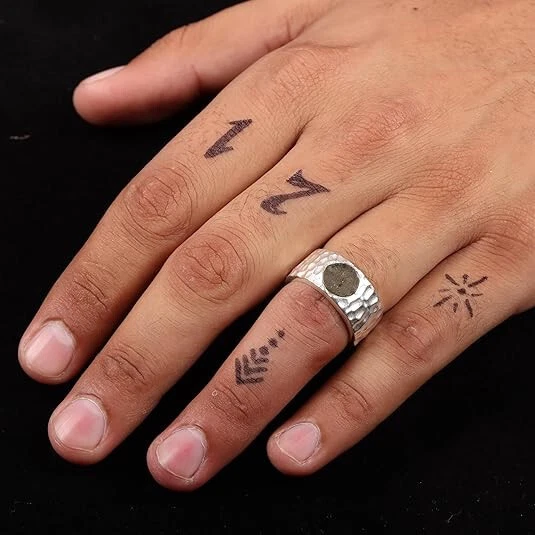 Anillo de plata de ley 925 con moldavita natural para hombre Foto 3 de 4