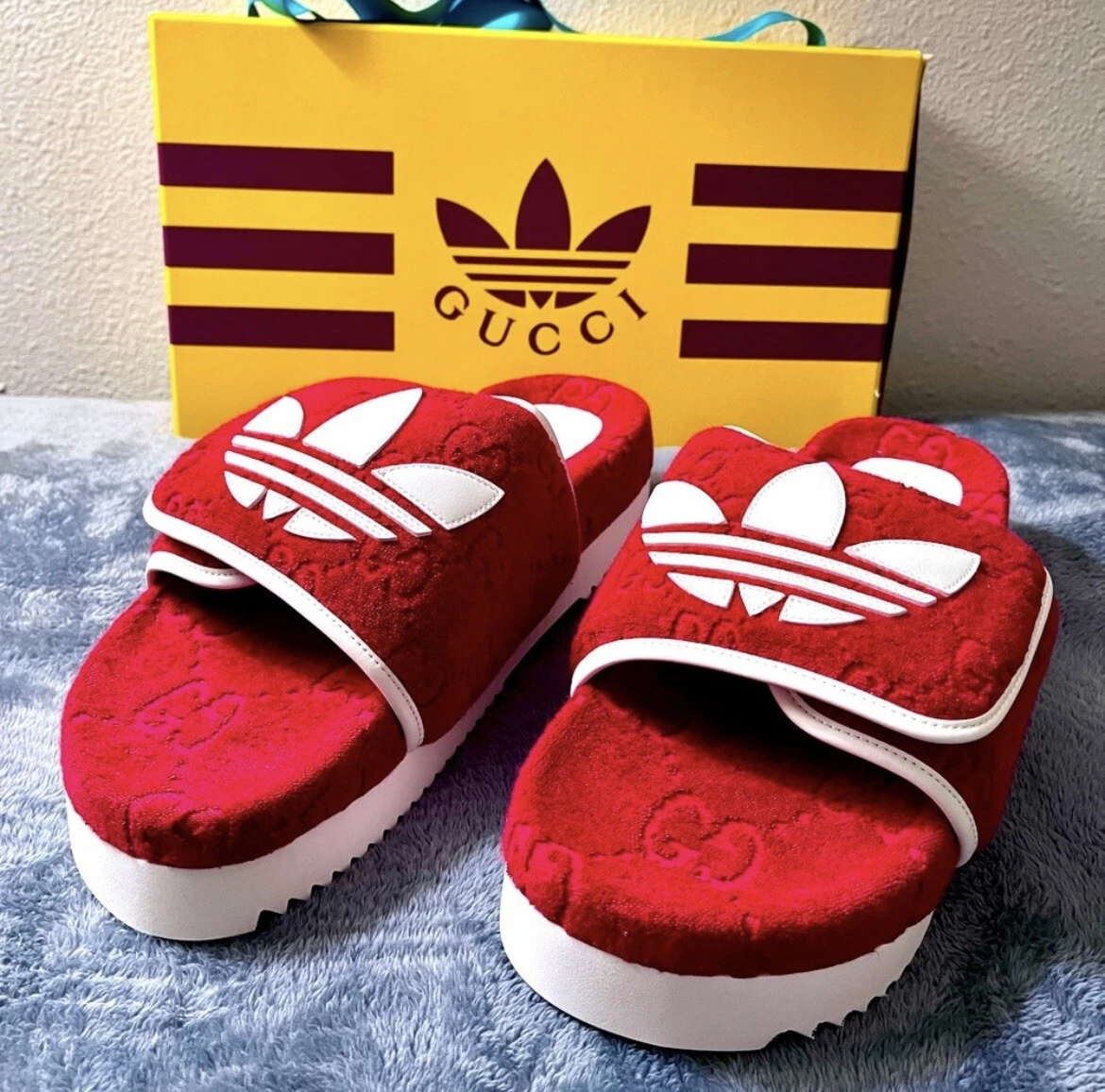 Sandales Gucci x Adidas GG Supreme Logo Slides rouge blanc neuves taille UK 11 / US 11,5