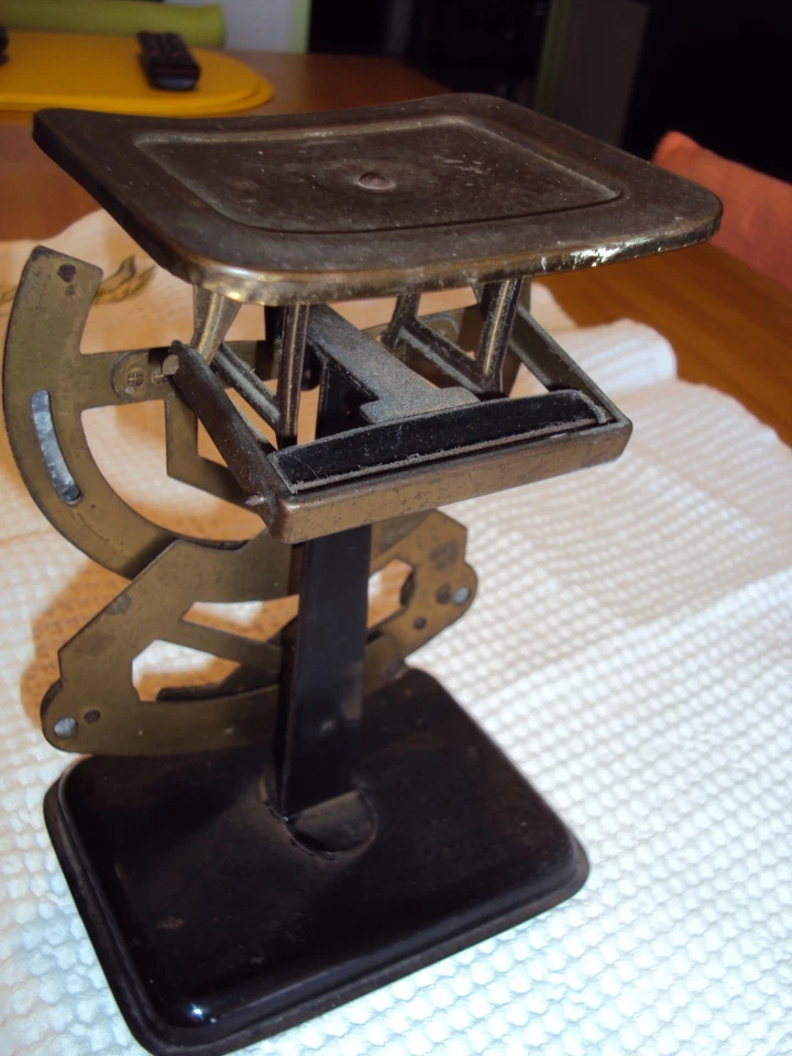 📬 Pèse-lettre ancien en fer patiné – XXe siècle – Objet de bureau vintage - Photo 3/4