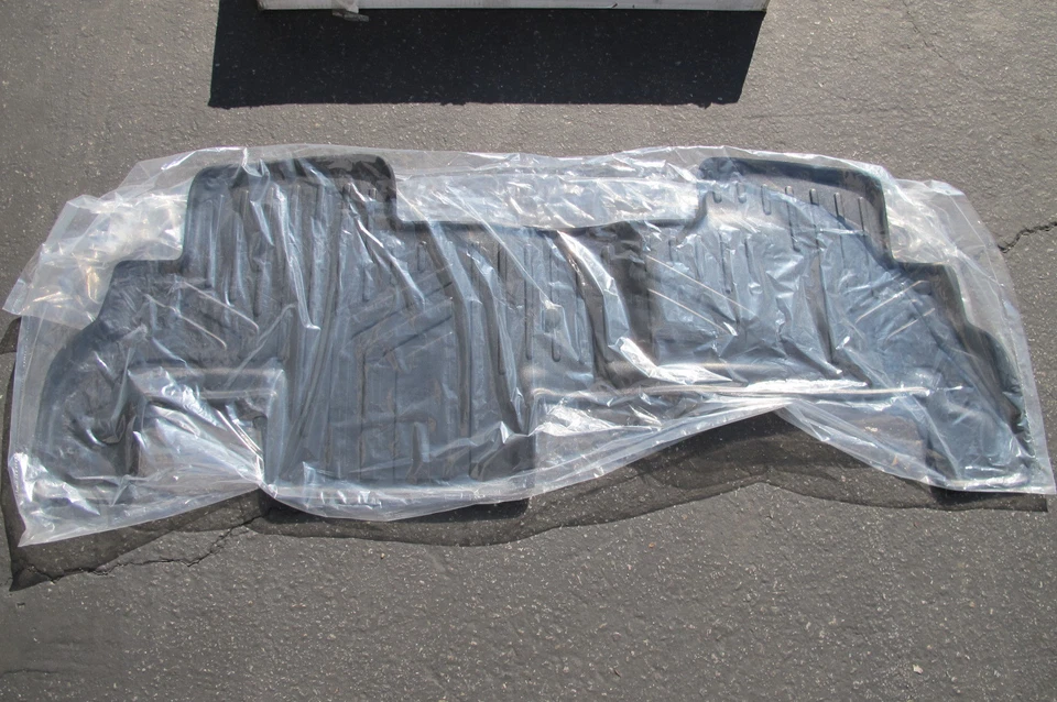 Forro de piso Maxliner B0043 segunda fila Buick Chevrolet GMC Saturn 07-17 - negro Foto 2 de 4