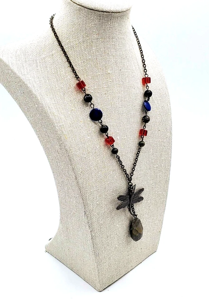 Colar pingente gota de libélula corrente bronze tom azul vermelho pedras pretas 17" - Imagem 3 de 4