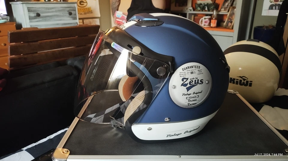 Blue ZEUS Morcycle helmet w/White Emblem and Clear Visor sizeM - Image 3 of 3