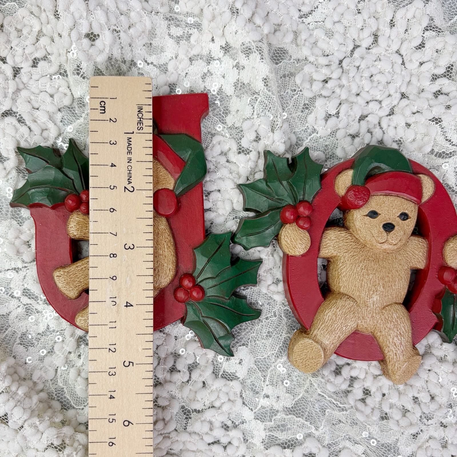 Vintage Homeco Christmas Decoration Wall Hanging JOY Holly 3 Teddy Bears #7610