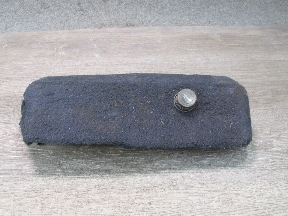 PORSCHE 928 1984-1995 PANEL DE MOLDURA DE ALFOMBRA LATERAL IZQUIERDO Y DERECHO CON INTERRUPTOR DE LIBERACIÓN DE ESCOTILLA Foto 4 de 4