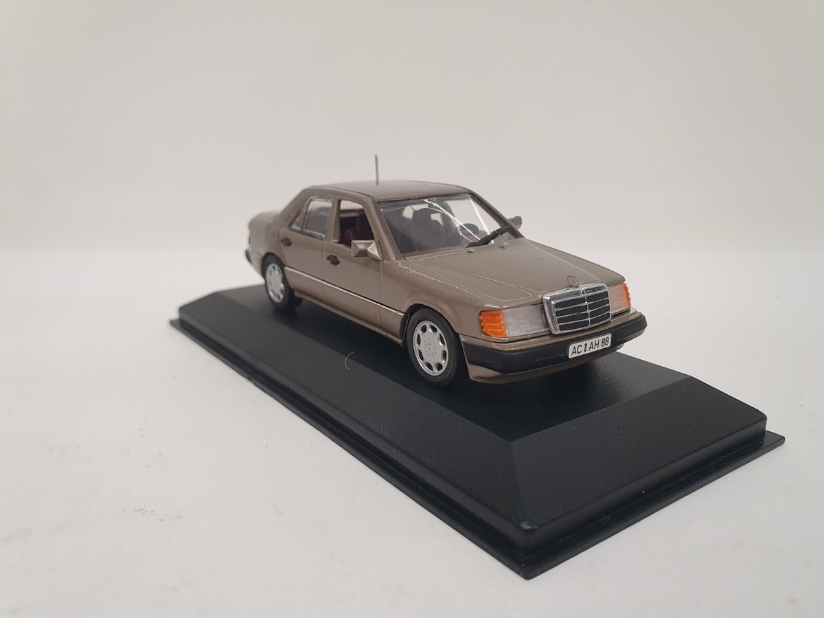 1/43 MERCEDES-BENZ 400 E V8 LIMOUSINE 1992 MINICHAMPS 3231 NO