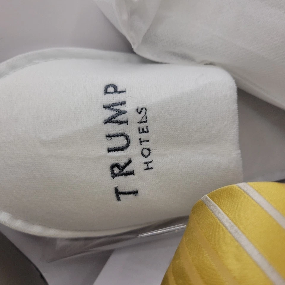 Gravata Donald Trump Signature Collection Repp pescoço e chinelos hotel ouro/marfim 60"  - Imagem 4 de 4