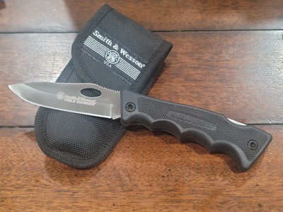 Smith And Wesson 5  Field Skinner Finger Grip Folding  lock back Black Sheath