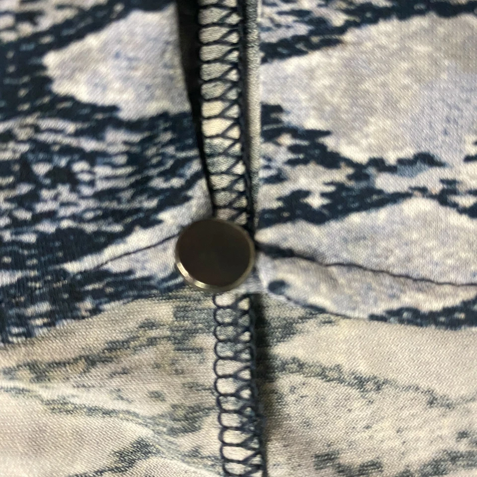 Prendas para el torso Daisy Fuentes para mujer medianas estampado de serpiente ojo de cerradura cuello volante lateral manga larga Foto 4 de 4