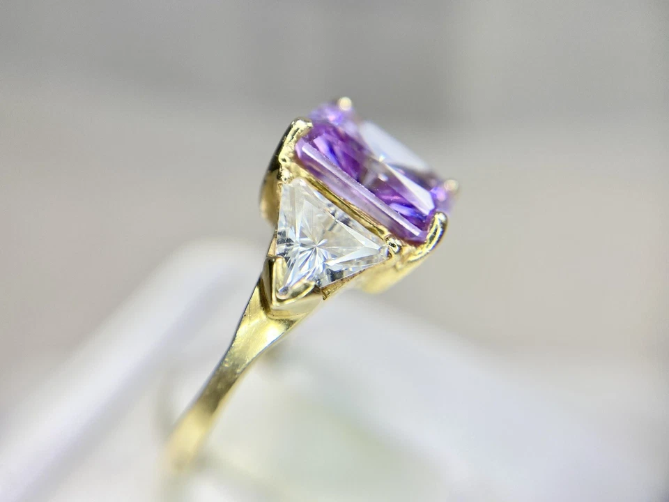 Anillo de cóctel elegante rosa vivo púrpura circonita cúbica corte radiante de oro amarillo de 14k Foto 4 de 4