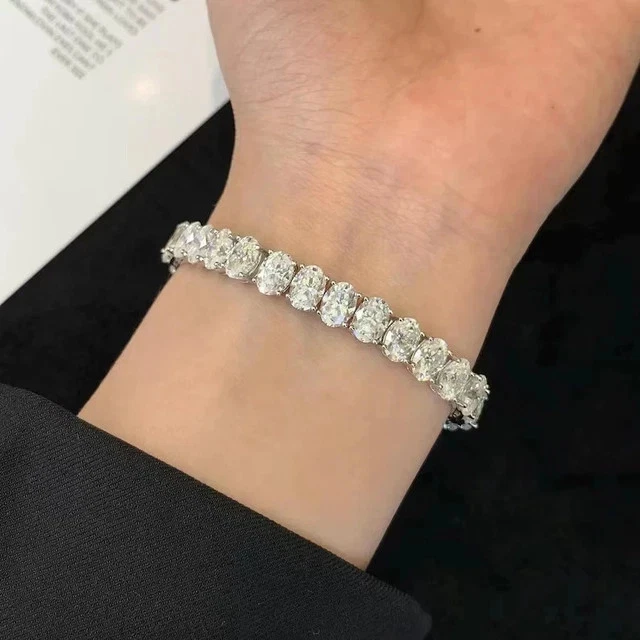 Brazalete de tenis de diamantes de corte ovalado de 15 quilates enchapado en oro blanco de 14 quilates plateado Foto 3 de 4