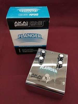 AKAI FLANGER Effektpedal für E-Gitarre und Bass JP