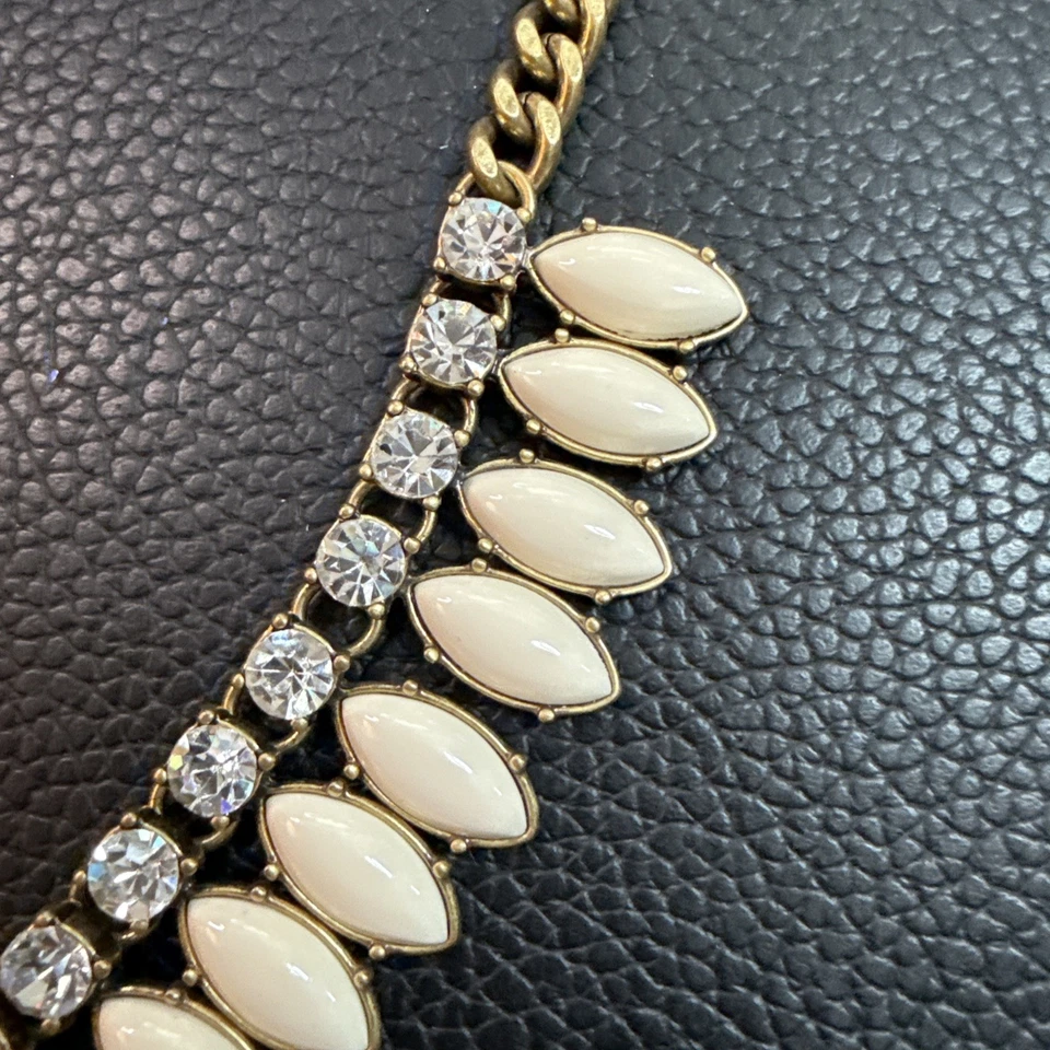 J.  Cuello redondo llamativo - Piedras lágrima color blanco roto con pedrería transparente Y2K Foto 4 de 4