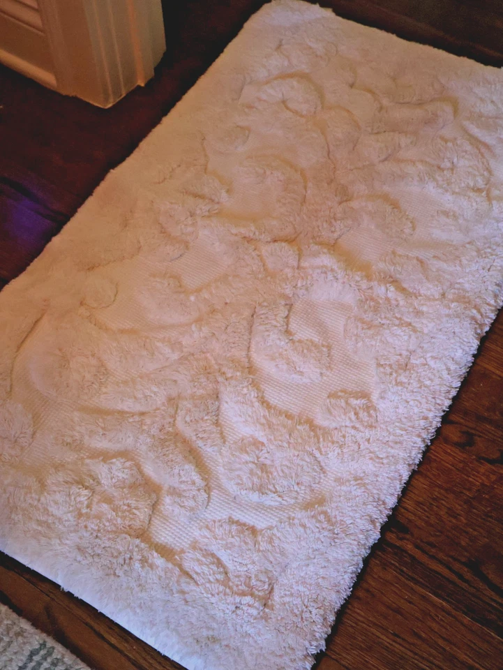 Frontgate Tufted Sculpted Ivory  Bath Rug Heat Able 22" X 41" POCKET BACK - Image 3 of 4