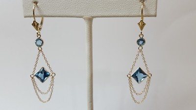 Ohrringe 14 Karat Gelbgold mit Blautopas Stein.