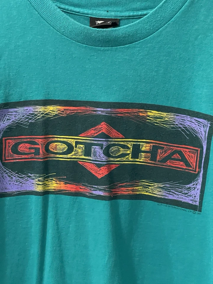 Camisa Vintage Anos 90 Gotcha Surf Neon Logotipo Caixa SS Tamanho Grande Lixeira 1 - Imagem 2 de 4