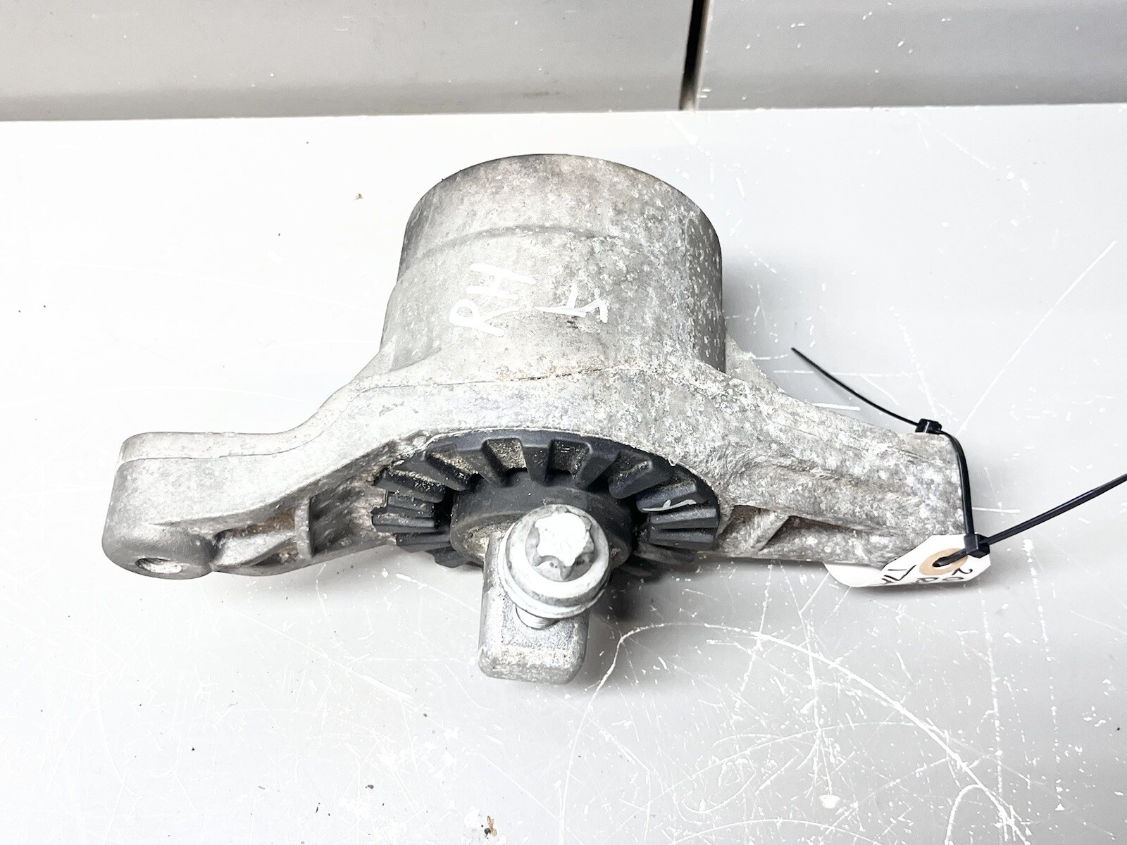 ⭐️2014-2020 MASERATI QUATTROPORTE 3.0L ENGINE MOTOR PASSENGER MOUNT BRACKET OEM