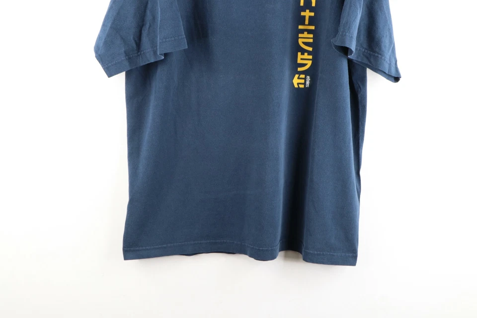 Camiseta De Colección Años 90 Etnies Monopatín Para Hombres XL Japón Anime Deletreada Desteñida Azul Marino EE. UU. Foto 3 de 4
