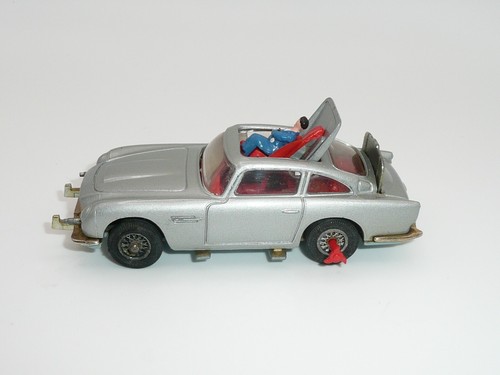 Corgi 270 James Bond 007 Aston Martin DB5 VnrMint w/ baddie *original* - Picture 4 of 12