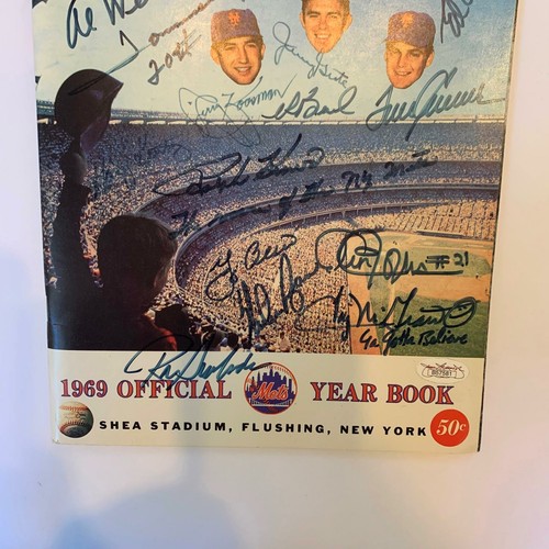 1969 NY Mets World Series Champs Team Signed Yearbook Nolan Ryan Tom Seaver JSA - Picture 6 of 9