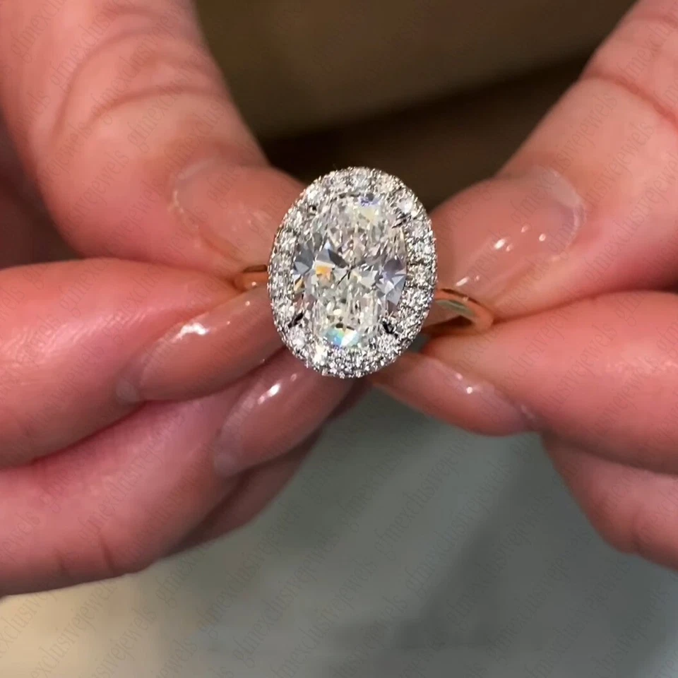 Anillo de compromiso con halo de moissanita de corte ovalado de 2,32 TCW en oro sólido de dos tonos de 14 K Foto 3 de 4