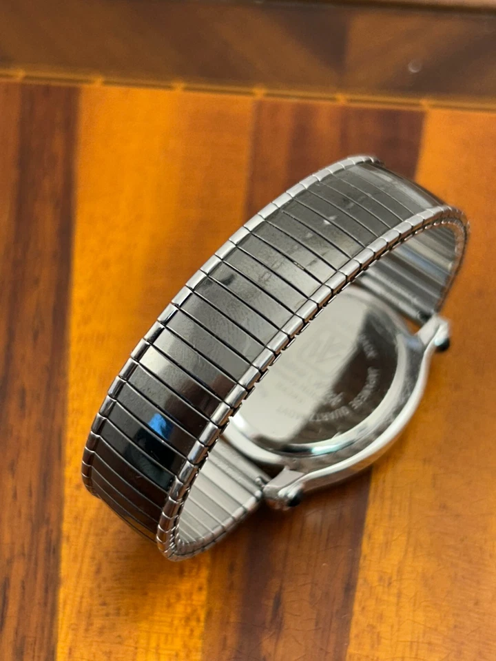 Reloj para mujer Victoria Wieck bisel de cristal esfera de cristal flotante batería nueva Foto 4 de 4