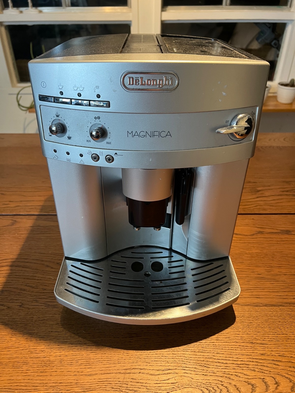 De'Longhi Magnifica Coffee Machine Super Automatic Espresso 