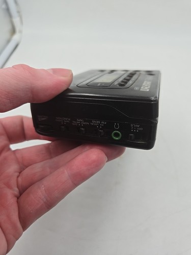 Vintage sony Walkman WM-FX41 Cassette Tape Player Am FM Radio For Parts And Rep - Picture 15 of 16