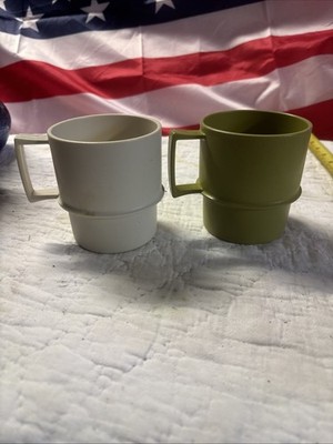 Tupperware Becher 2 von 1312-35 grün und 1312-38 creme