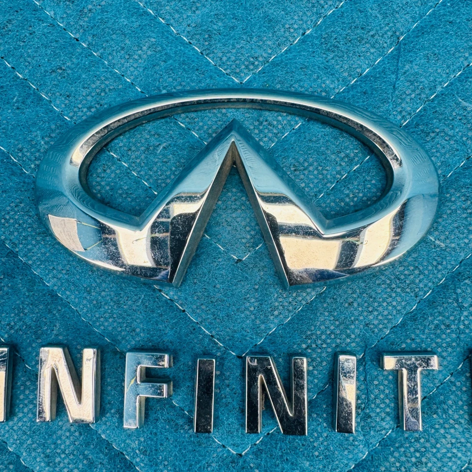 Комплект эмблем и значков заднего багажника Infiniti M56 2011–2013 годов от оригинального производителя - Изображение 2 из 4