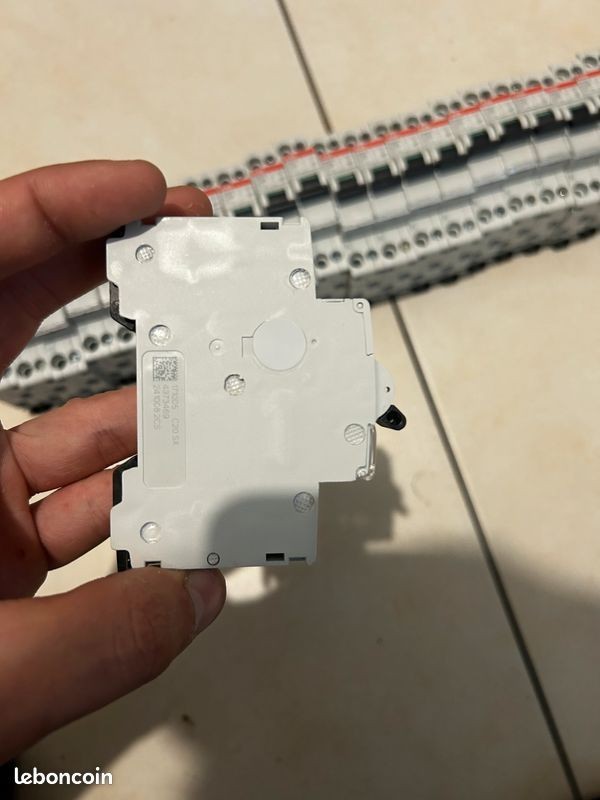 Disjoncteurs ABB SN201T U C20 matériel électrique neuf pour tableau monophasé - 2