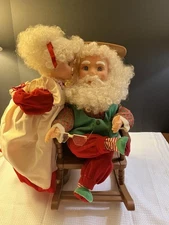 1993 Santa's Best Animated Mr/Mrs Claus Kissing Motionette Excellent Condition