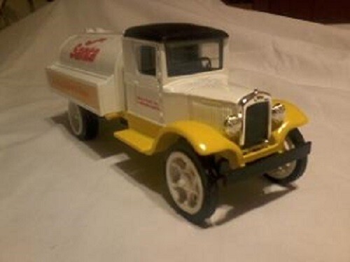Very RARE Vintage Collectable "Ertl" Die Cast Coin Bank w/Key ... "Santa Fuel" - Picture 1 of 11
