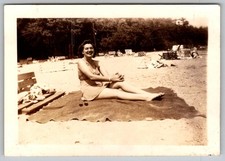 Vtg B W Snapshot Pretty Smiling Woman In Swimsuit On Beach Blanket Park 1940s