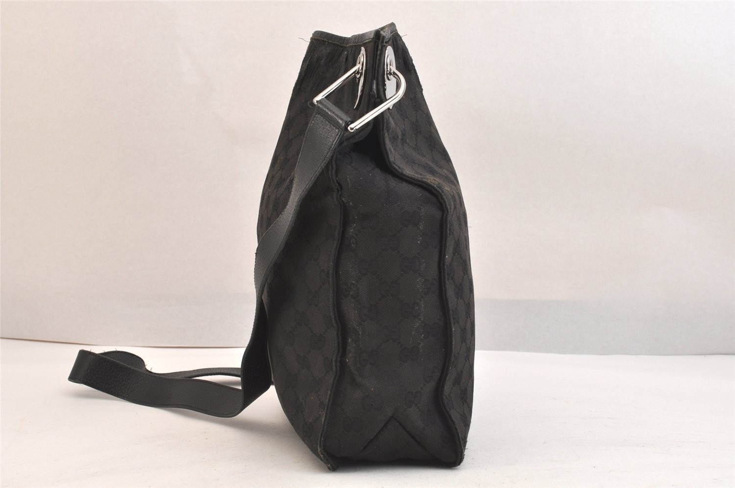 Authentic GUCCI Eclipse Shoulder Cross Bag GG Can… - image 4