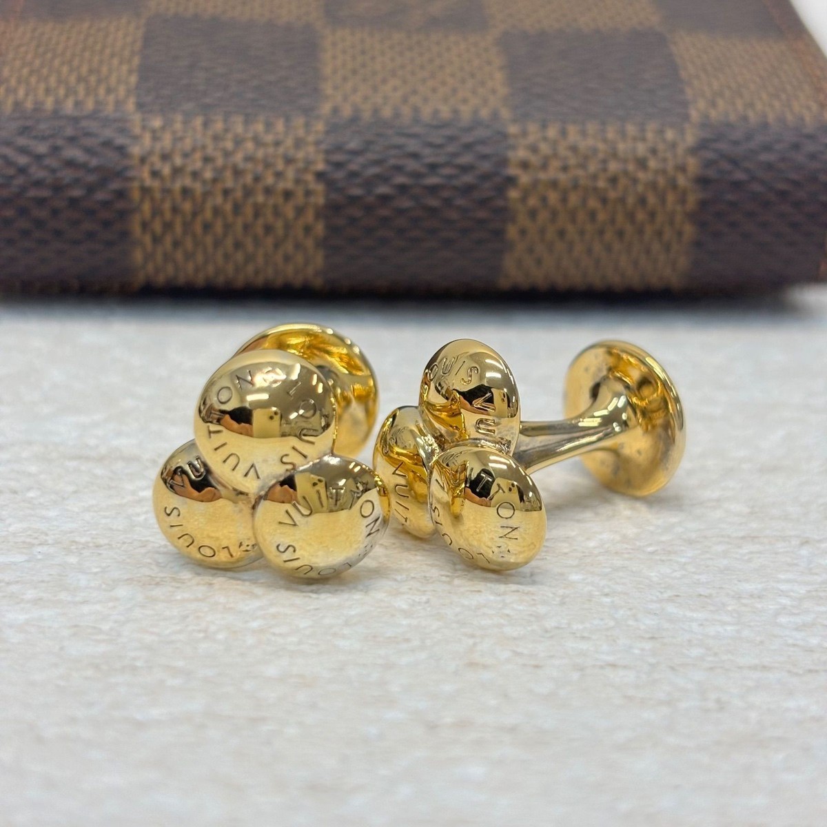 Louis Vuitton カフリンクス ゴールドカラー ケース付き LOUIS VUITTON Cufflinks Cuff Buttons GP Gold Auth Used From Japan